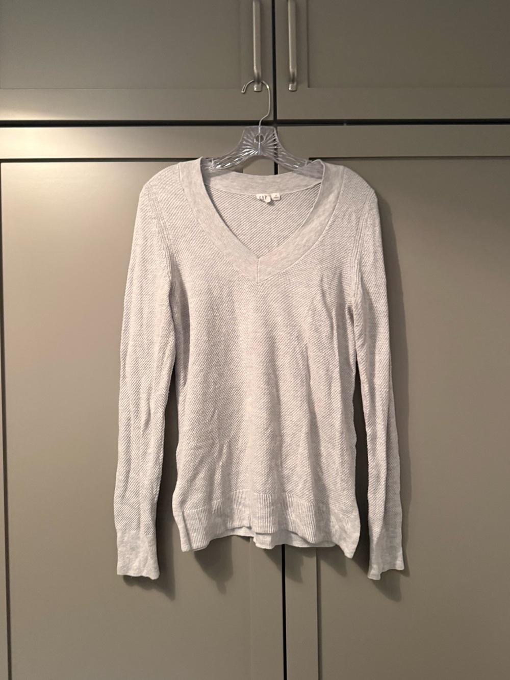 Gap Women’s V-Neck Long Sleeve Knit Sweater in Light Gray